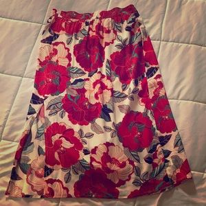 Beautiful glam skirt with slit. Lined.